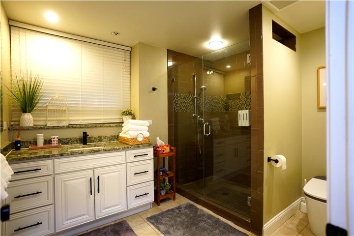 Downstairs full bath
