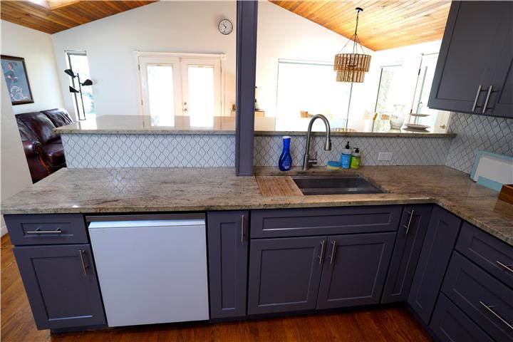 Kitchen sink and dishwasher