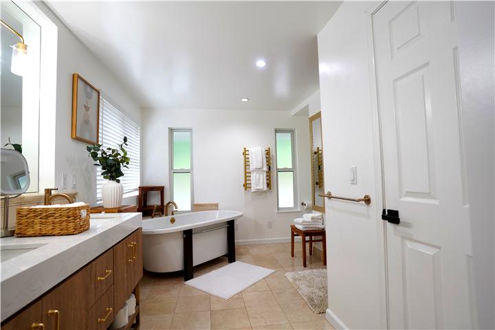 Primary bath with soaking tub