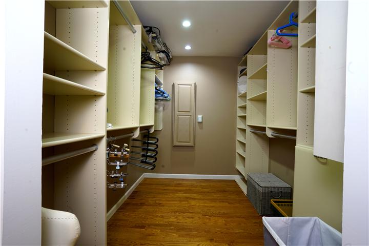 Walk-in closet